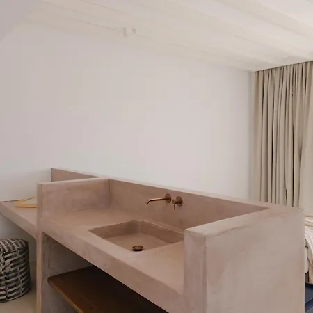 Roots Nature Living Milos 公寓式酒店 4*