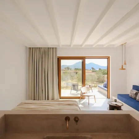 Roots Nature Living Milos 公寓式酒店 4*